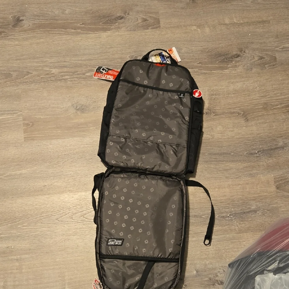 SwissGear Black and Gray Men's Backpack - Picture 12 of 16